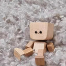 Pequena figura de madera encantadora que balança com 12 expressões magnéticas