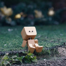 Pequena figura de madera encantadora que balança com 12 expressões magnéticas