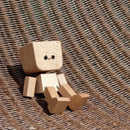 Pequena figura de madera encantadora que balança com 12 expressões magnéticas
