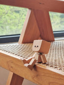 Pequena figura de madera encantadora que balança com 12 expressões magnéticas