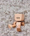 Pequena figura de madera encantadora que balança com 12 expressões magnéticas
