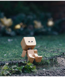 Pequena figura de madera encantadora que balança com 12 expressões magnéticas